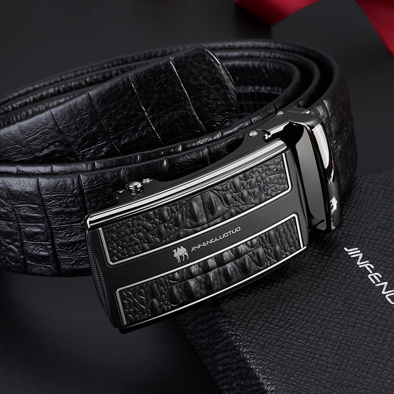 Férfi bőrszíj első rétegű tehénbőrből, krokodil mintával, ötvözetes csattal, téglalap alakú automata csattal