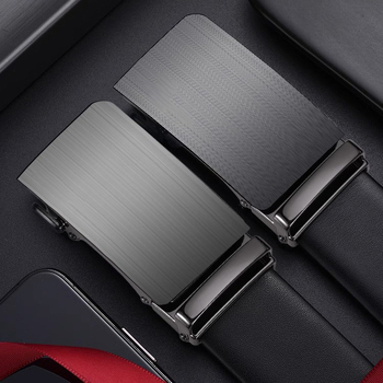 Férfi bőrből készült öv automata csattal, ötvözetes csattal és másodlagos szarvasmarhabőrrel