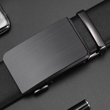 Férfi bőrből készült öv automata csattal, ötvözetes csattal és másodlagos szarvasmarhabőrrel