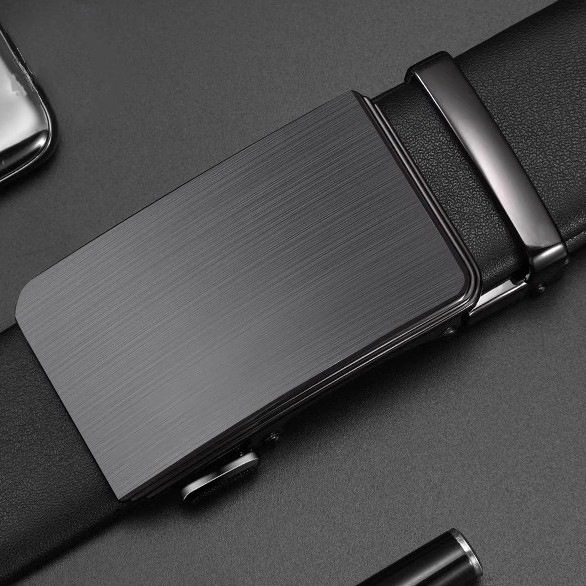 Férfi bőrből készült öv automata csattal, ötvözetes csattal és másodlagos szarvasmarhabőrrel