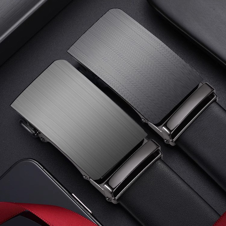 Férfi bőrből készült öv automata csattal, ötvözetes csattal és másodlagos szarvasmarhabőrrel