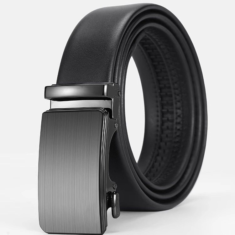 Férfi bőrből készült öv automata csattal, ötvözetes csattal és másodlagos szarvasmarhabőrrel