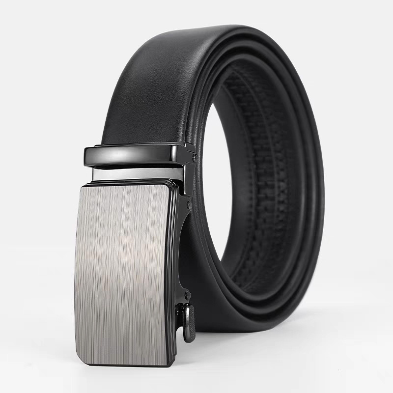 Férfi bőrből készült öv automata csattal, ötvözetes csattal és másodlagos szarvasmarhabőrrel