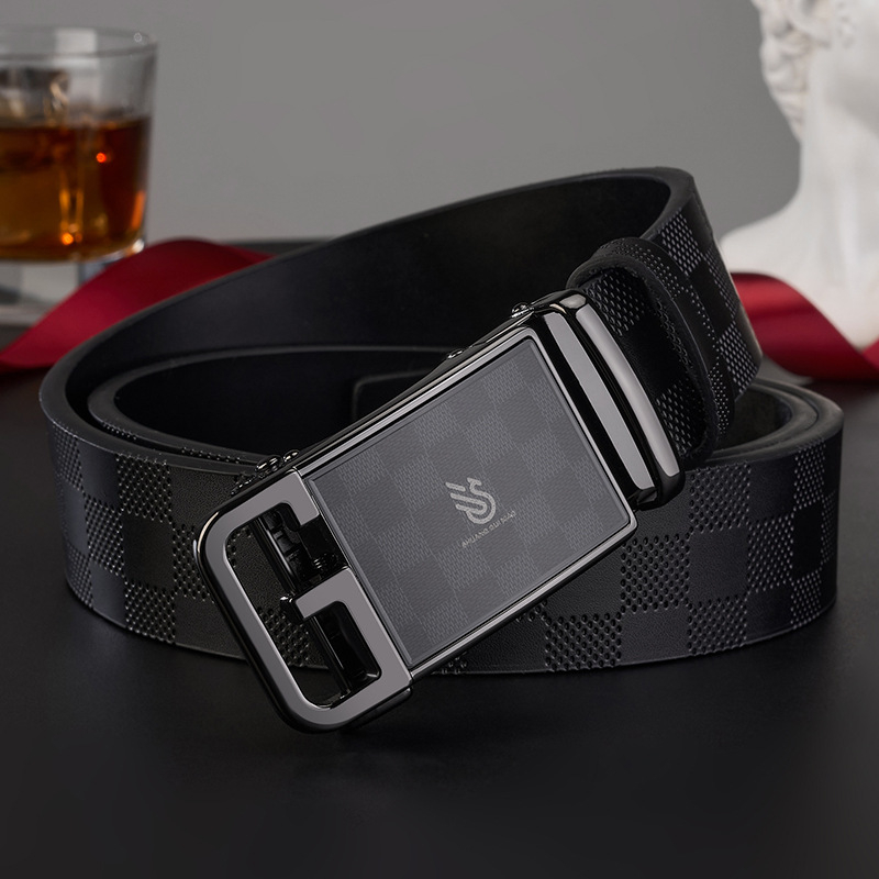 Férfi bőrszíj split bőrből, kockás mintázatú, automata csattal, ötvözet csattal, szélesség 2–4 cm, elektroplatált felület