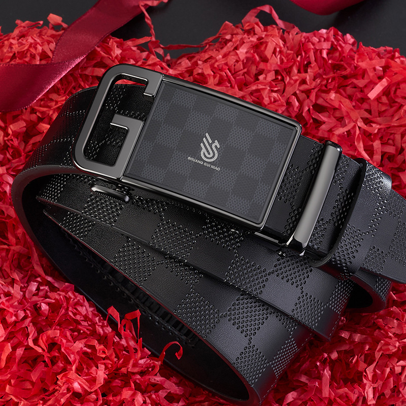 Férfi bőrszíj split bőrből, kockás mintázatú, automata csattal, ötvözet csattal, szélesség 2–4 cm, elektroplatált felület