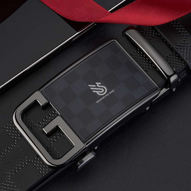 Férfi bőrszíj split bőrből, kockás mintázatú, automata csattal, ötvözet csattal, szélesség 2–4 cm, elektroplatált felület