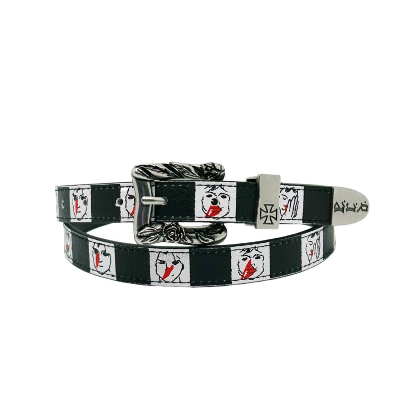 PU bőrből készült öv, ötvözet csattal, tűcsatt, keskeny szélesség <2 cm, kockás minta