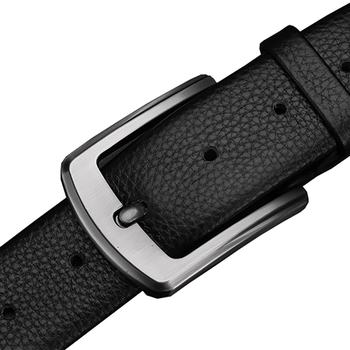 Férfiaknak készült kétoldalas első réteg marhabőrből készült öv pin-csattal, 2–4 cm széles, mindennapi stílus