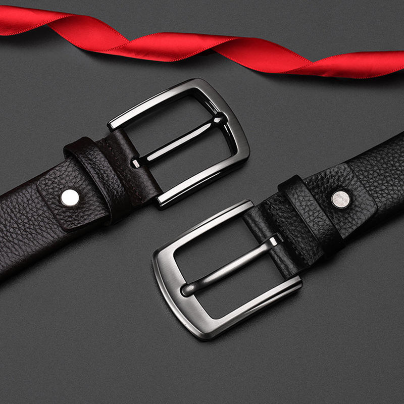 Férfiaknak készült kétoldalas első réteg marhabőrből készült öv pin-csattal, 2–4 cm széles, mindennapi stílus