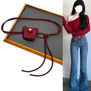 Koreapärase stiiliga veluurist vöötasku, õhuke kootud vöö ja sõlmedega dekoratiivne vöö, sidumisega sulgemine