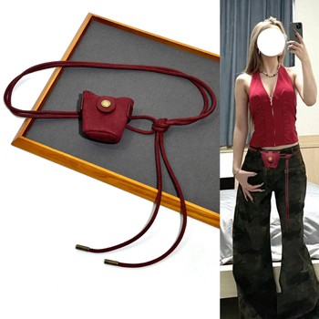 Koreapärase stiiliga veluurist vöötasku, õhuke kootud vöö ja sõlmedega dekoratiivne vöö, sidumisega sulgemine