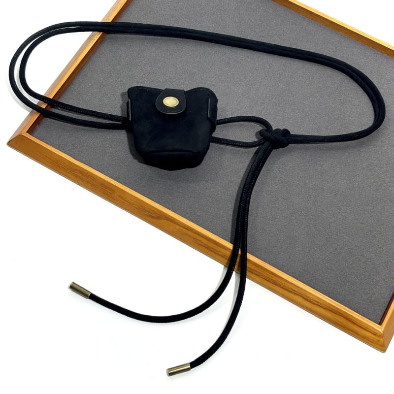 Koreapärase stiiliga veluurist vöötasku, õhuke kootud vöö ja sõlmedega dekoratiivne vöö, sidumisega sulgemine