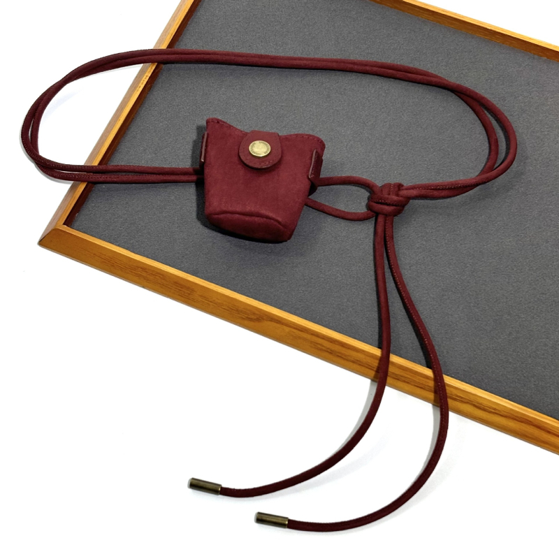 Koreapärase stiiliga veluurist vöötasku, õhuke kootud vöö ja sõlmedega dekoratiivne vöö, sidumisega sulgemine