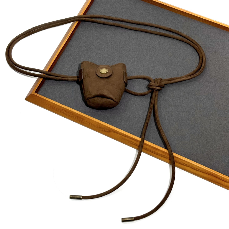 Koreapärase stiiliga veluurist vöötasku, õhuke kootud vöö ja sõlmedega dekoratiivne vöö, sidumisega sulgemine