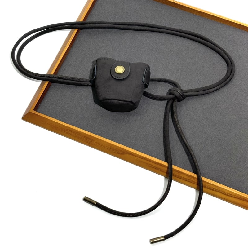 Koreapärase stiiliga veluurist vöötasku, õhuke kootud vöö ja sõlmedega dekoratiivne vöö, sidumisega sulgemine