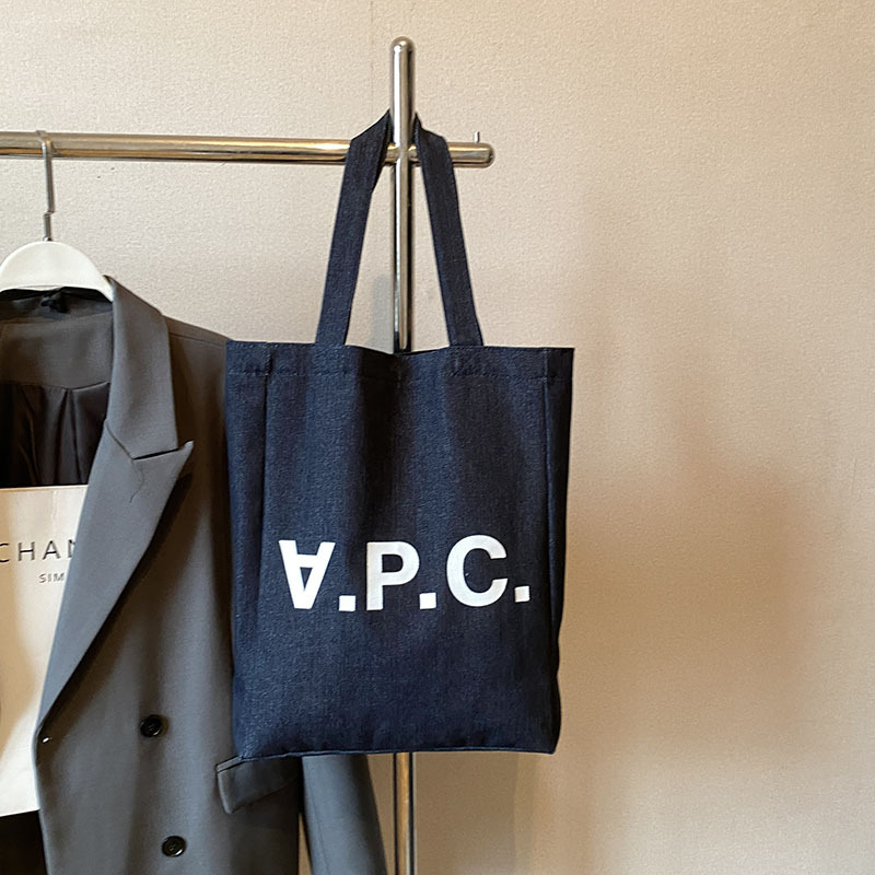 Denim torbica u urbanom minimalističkom stilu, vodoravni kvadratni oblik, zatvaranje na zip, džep za telefon