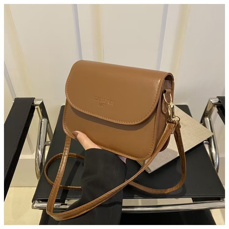 Ženska crossbody torbica, PU materijal, horizontalni kvadratni oblik, magnetsko zatvaranje, unutarnja pretinica za telefon, torbica s poklopcem