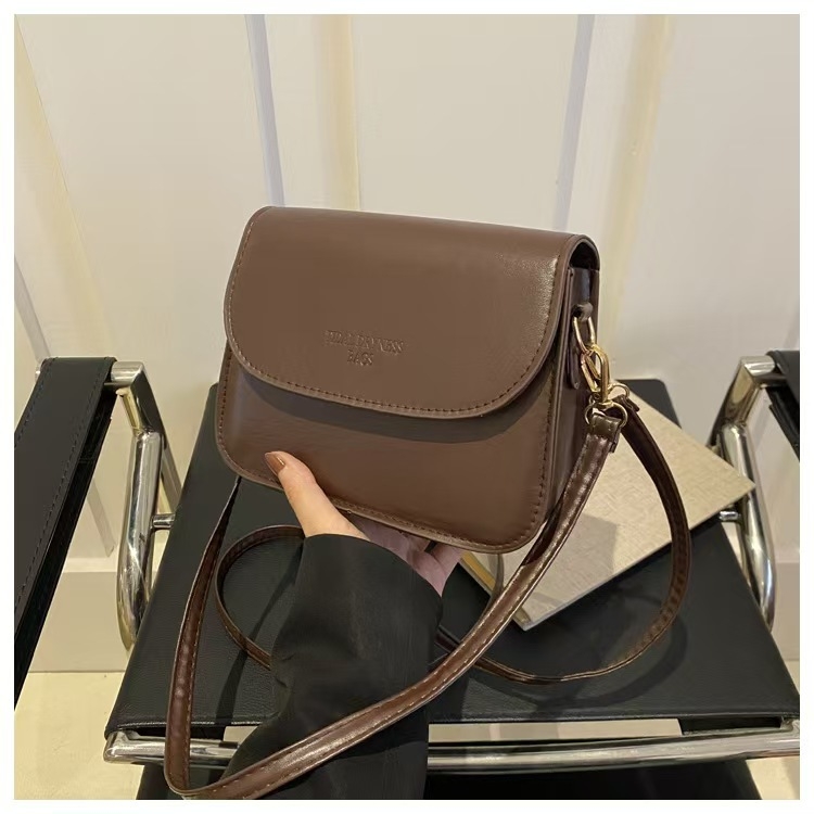 Ženska crossbody torbica, PU materijal, horizontalni kvadratni oblik, magnetsko zatvaranje, unutarnja pretinica za telefon, torbica s poklopcem