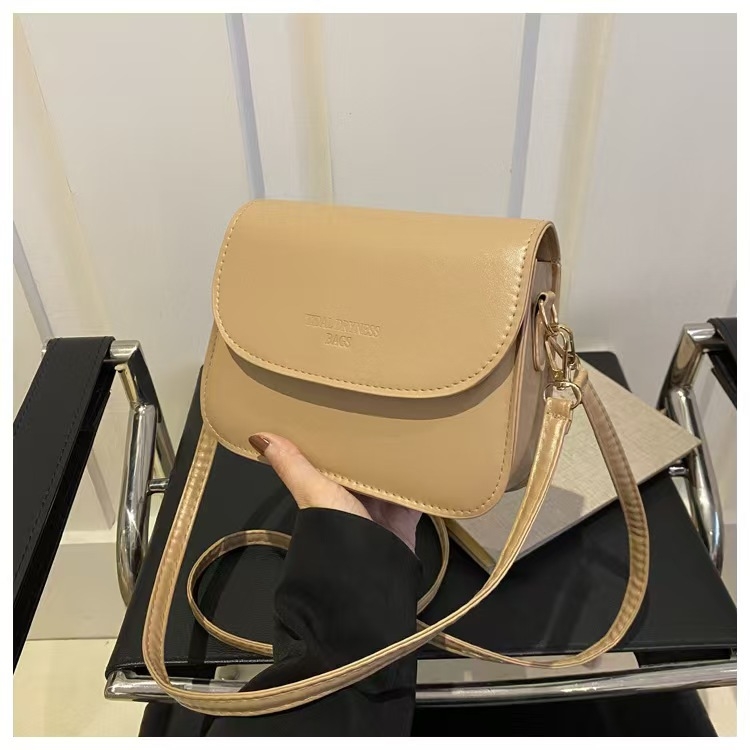 Ženska crossbody torbica, PU materijal, horizontalni kvadratni oblik, magnetsko zatvaranje, unutarnja pretinica za telefon, torbica s poklopcem