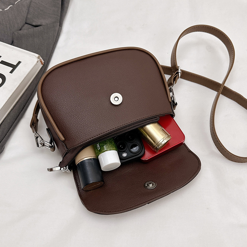 Elegantna PU sedlasta torbica za žene, jesensko 2025 izdanje, gradski jednostavan stil, mini crossbody s horizontalnim kvadratnim oblikom, otvor s poklopcem, unutarnja struktura: džep sa zipom i džep za telefon