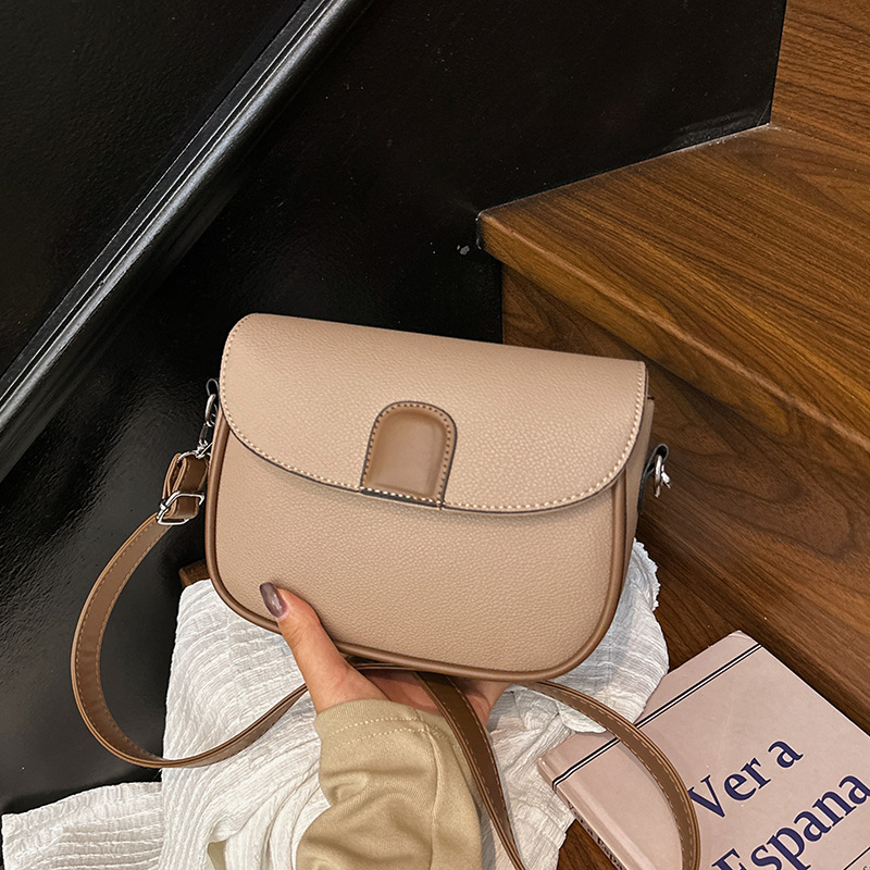 Elegantna PU sedlasta torbica za žene, jesensko 2025 izdanje, gradski jednostavan stil, mini crossbody s horizontalnim kvadratnim oblikom, otvor s poklopcem, unutarnja struktura: džep sa zipom i džep za telefon