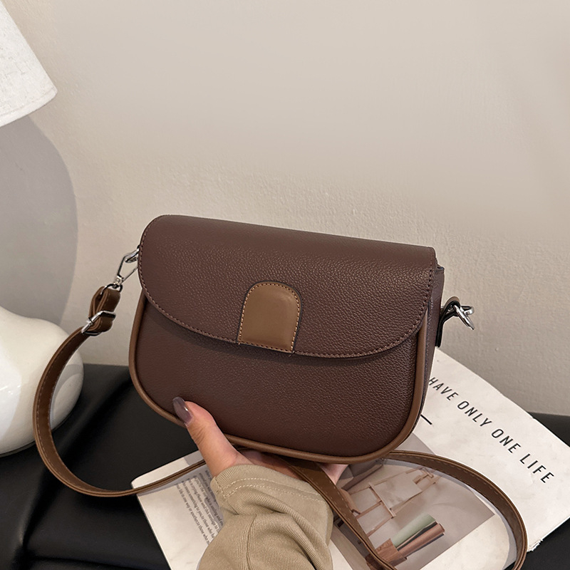 Elegantna PU sedlasta torbica za žene, jesensko 2025 izdanje, gradski jednostavan stil, mini crossbody s horizontalnim kvadratnim oblikom, otvor s poklopcem, unutarnja struktura: džep sa zipom i džep za telefon