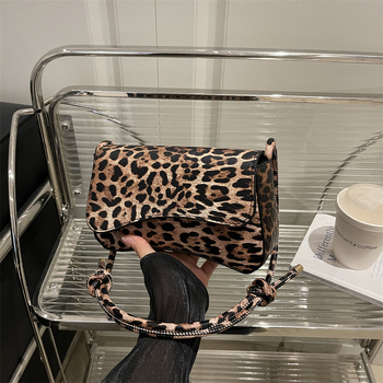 Ženska kvadratna torbica s leopard uzorom – urbano minimalistički stil, poseban materijal, zatvaranje poklopca, džep za telefon, trodimenzionalan dizajn