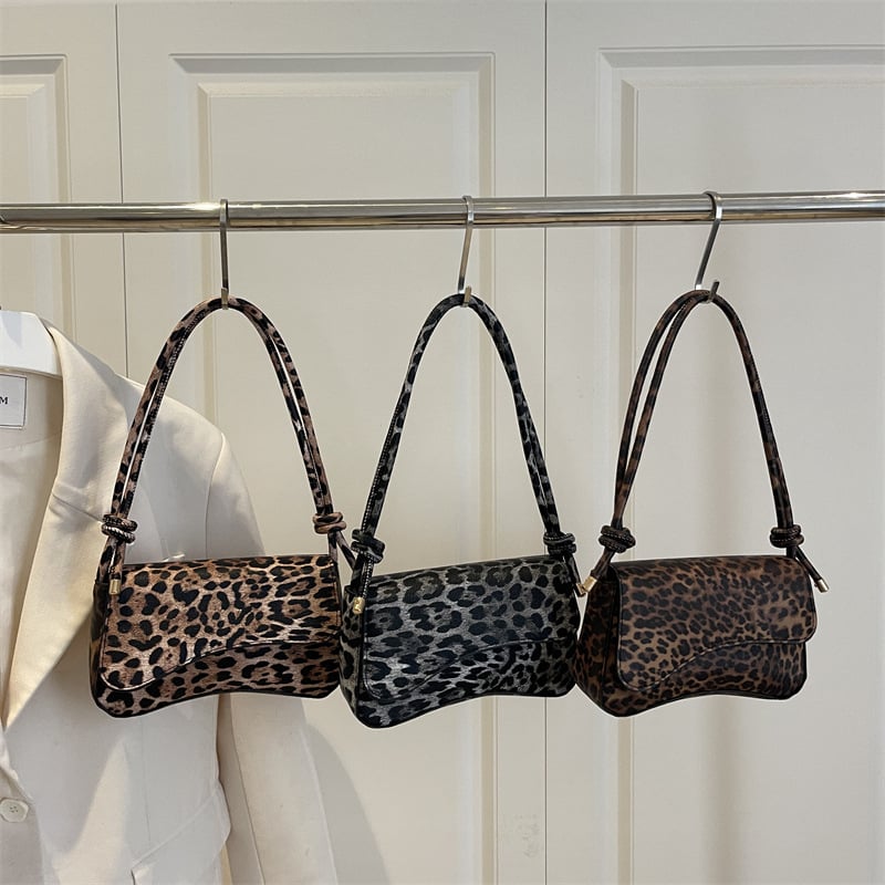 Ženska kvadratna torbica s leopard uzorom – urbano minimalistički stil, poseban materijal, zatvaranje poklopca, džep za telefon, trodimenzionalan dizajn