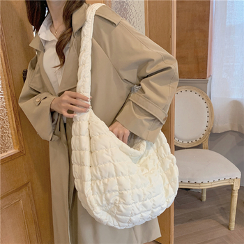 Pamuk tote torba za žene, dizajn s plisiranim oblacima, velika kapaciteta, elegantan stil zrele žene, retro crossbody, ljeto 2025 izdanje