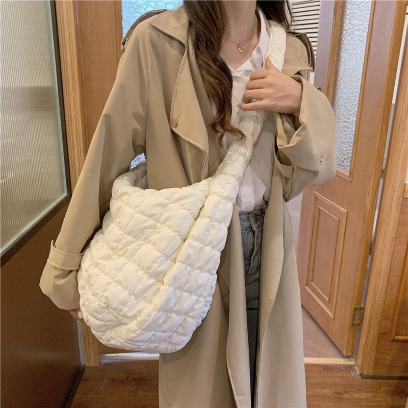 Pamuk tote torba za žene, dizajn s plisiranim oblacima, velika kapaciteta, elegantan stil zrele žene, retro crossbody, ljeto 2025 izdanje