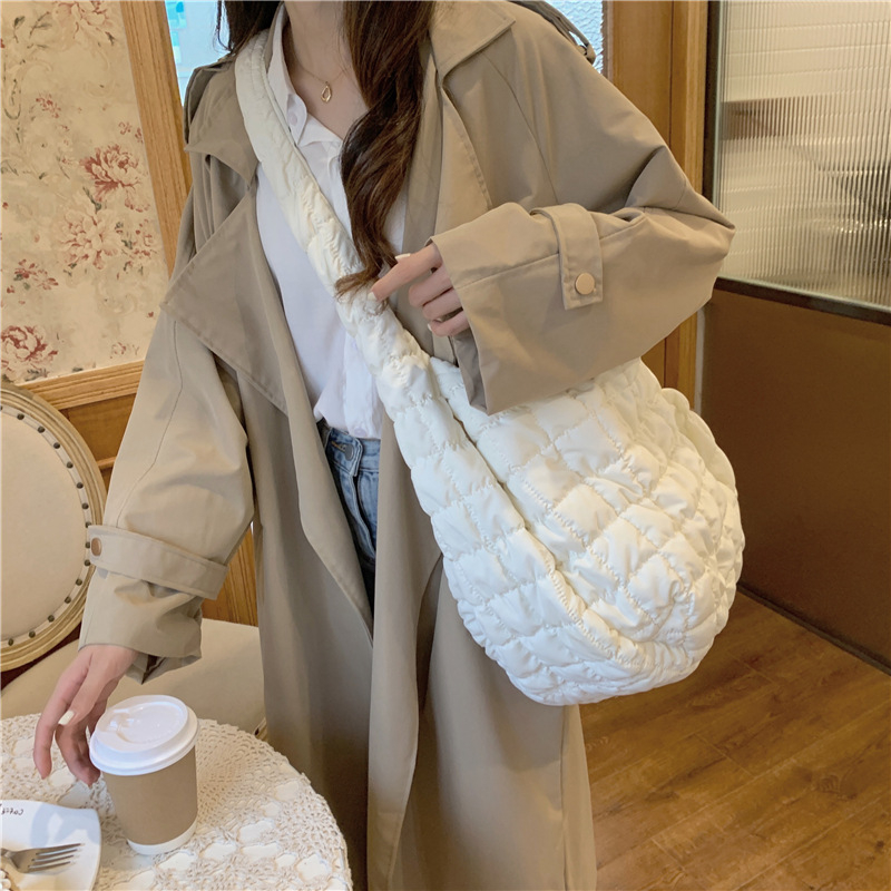 Pamuk tote torba za žene, dizajn s plisiranim oblacima, velika kapaciteta, elegantan stil zrele žene, retro crossbody, ljeto 2025 izdanje