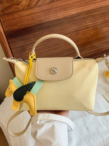 Unisex crossbody torba u obliku dumplinga, od najlona, s poklopcem, unutarnji džepovi za telefon i identifikaciju, laminirani džep na zatvarač, jedna naramenica, proljeće 2025