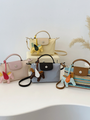 Unisex crossbody torba u obliku dumplinga, od najlona, s poklopcem, unutarnji džepovi za telefon i identifikaciju, laminirani džep na zatvarač, jedna naramenica, proljeće 2025