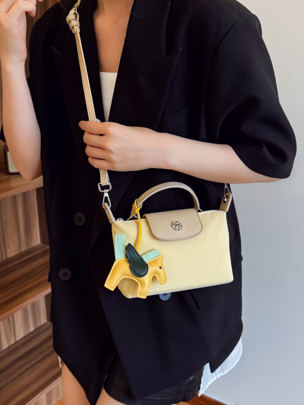 Unisex crossbody torba u obliku dumplinga, od najlona, s poklopcem, unutarnji džepovi za telefon i identifikaciju, laminirani džep na zatvarač, jedna naramenica, proljeće 2025