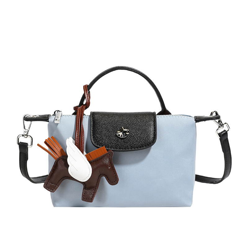 Unisex crossbody torba u obliku dumplinga, od najlona, s poklopcem, unutarnji džepovi za telefon i identifikaciju, laminirani džep na zatvarač, jedna naramenica, proljeće 2025