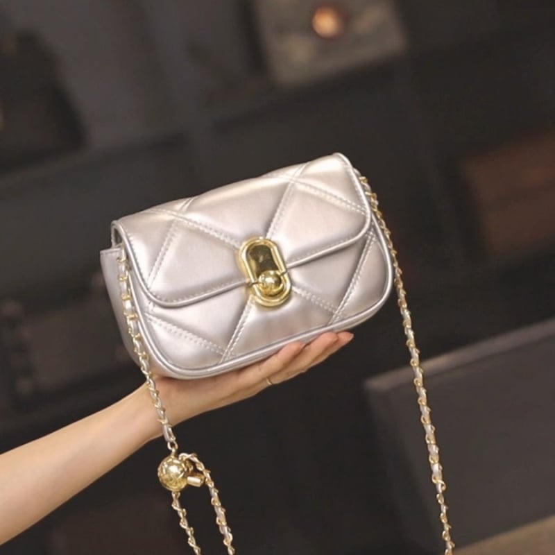 Mini PU crossbody torba s dijamantnim šivanjem, lančani remen, unutarnja džep s zatvaračem