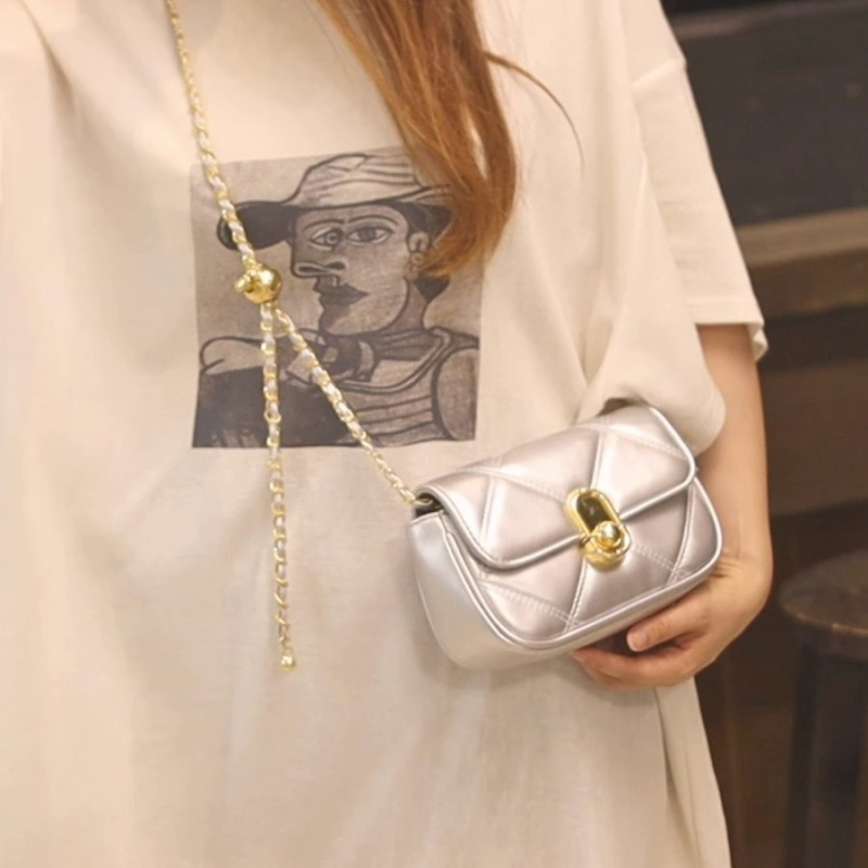 Mini PU crossbody torba s dijamantnim šivanjem, lančani remen, unutarnja džep s zatvaračem