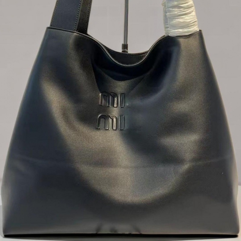PVC tote torba, oblik koša, ulični stil, zatvarač s lokotom, poliester podstava, unutarnji džepovi za mobitel i osobnu iskaznicu