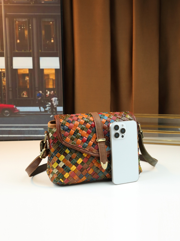 Ženska kožna crossbody torba, pletena, horizontalno kvadratnog oblika, magnetsko zatvaranje, unutarnji džep sa zipom i džep za dokumente, jedna naramenica, jesen 2025