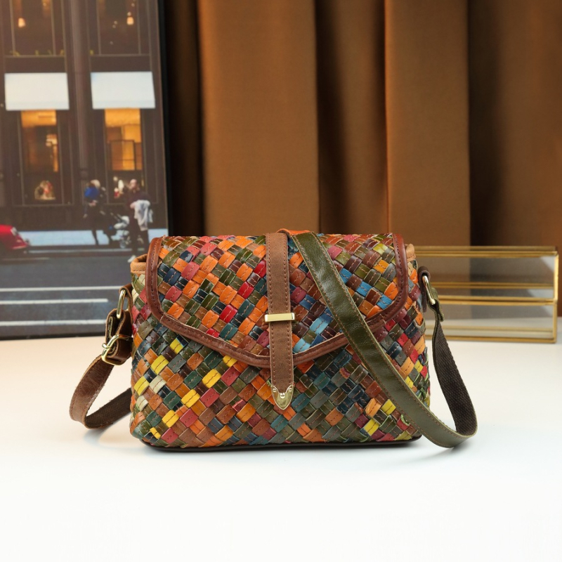 Ženska kožna crossbody torba, pletena, horizontalno kvadratnog oblika, magnetsko zatvaranje, unutarnji džep sa zipom i džep za dokumente, jedna naramenica, jesen 2025