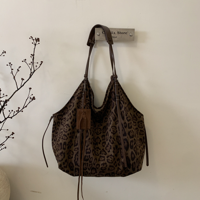 Bucket torba od velura s leopard printom, magnetsko zatvaranje; unutarnje pretince: zip pretinac, pretinac za telefon i kameru