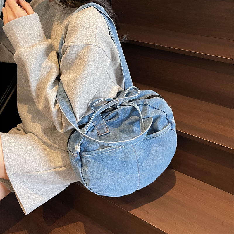Denim tote torba sa zatvaračem, gradski jednostavan stil, vodoravni kvadratni oblik, unutarnji džepovi za laptop, telefon, ID i kameru, poliester podstava, proljeće 2025