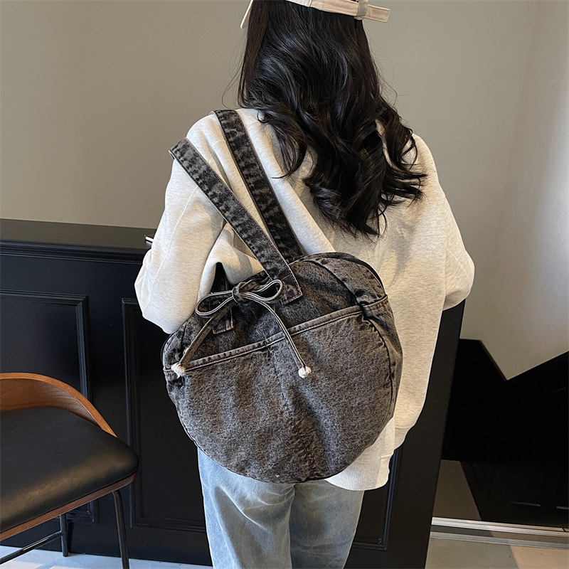 Denim tote torba sa zatvaračem, gradski jednostavan stil, vodoravni kvadratni oblik, unutarnji džepovi za laptop, telefon, ID i kameru, poliester podstava, proljeće 2025