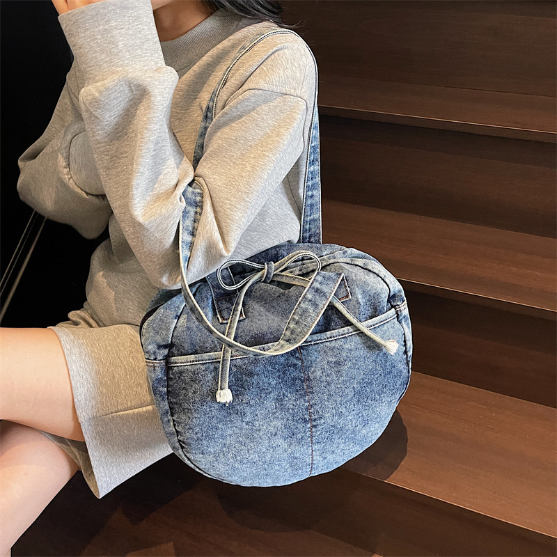 Denim tote torba sa zatvaračem, gradski jednostavan stil, vodoravni kvadratni oblik, unutarnji džepovi za laptop, telefon, ID i kameru, poliester podstava, proljeće 2025