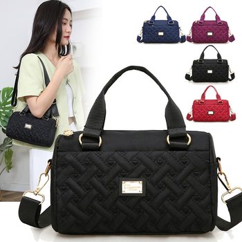 Ženska crossbody torba, srednje veličine, tkanina, uspravni kvadratni oblik, zatvaranje na zip, unutarnje pretince: zip pretinac, pretinac za telefon, pretinac za dokumente, jedna naramenica, podstava poliester