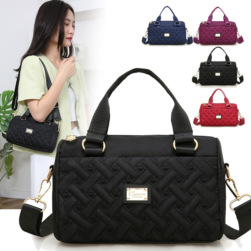 Ženska crossbody torba, srednje veličine, tkanina, uspravni kvadratni oblik, zatvaranje na zip, unutarnje pretince: zip pretinac, pretinac za telefon, pretinac za dokumente, jedna naramenica, podstava poliester