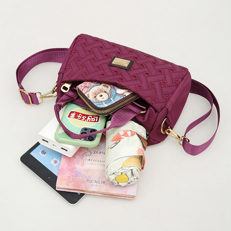 Ženska crossbody torba, srednje veličine, tkanina, uspravni kvadratni oblik, zatvaranje na zip, unutarnje pretince: zip pretinac, pretinac za telefon, pretinac za dokumente, jedna naramenica, podstava poliester