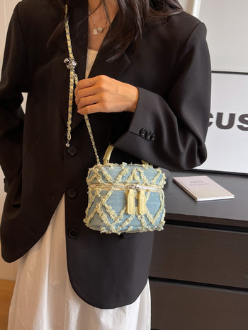 Ženska denim bucket torba, urban minimalistički stil, mali kvadratni dizajn, zatvaranje na zip