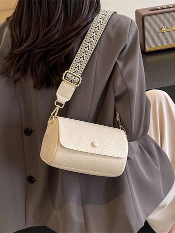 Cilindrična crossbody torba, PU materijal, podstava od poliestera, unutarnji džep sa zatvaračem, zatvarač s poklopcem, jedna naramenica