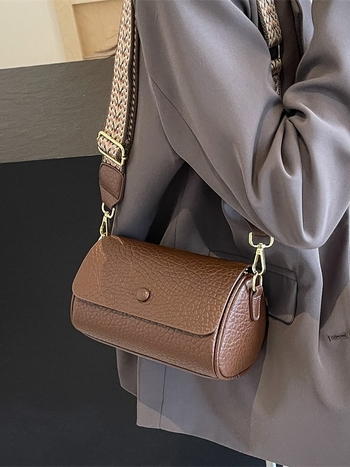Cilindrična crossbody torba, PU materijal, podstava od poliestera, unutarnji džep sa zatvaračem, zatvarač s poklopcem, jedna naramenica